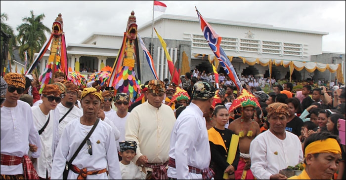 Dua replika Naga saat diberangkatkan dari depan Museum Mulawarman untuk dibawa ke desa Kutai Lama. Ritual Mengulur Naga serta Belimbur menjadi puncak pelaksanaan pesta adat Erau