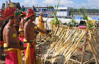 Seorang pawang Belian membacakan mantera-mantera sebagai pemberitahuan kepada makhluk gaib tentang akan dilaksanakannya pesta adat Erau