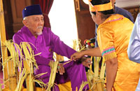 Sultan Kutai H Adji Mohd Salehoeddin II saat menjalani ritual Beluluh 