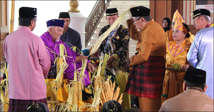 Upacara adat Beluluh diakhiri dengan ritual Ketikai Lepas yang dilakukan Sultan Kutai dengan salah seorang sesepuh kerabat Kesultanan Kutai