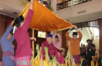 Selembar kain yang disebut Kirab Tuhing dibentangkan di atas kepala Sultan Kutai saat dilaksanakannya ritual Beluluh Sultan