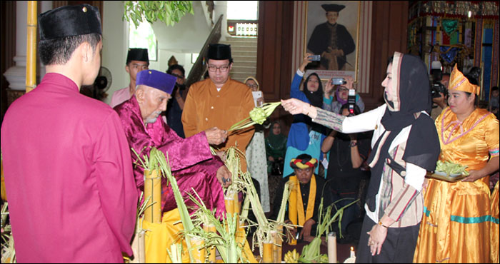Sultan Kutai Kartanegara ing Martadipura H Adji Mohd Salehoeddin II dan Bupati Kukar Rita Widyasari menarik Ketikai Lepas di akhir prosesi Beluluh Sultan 
