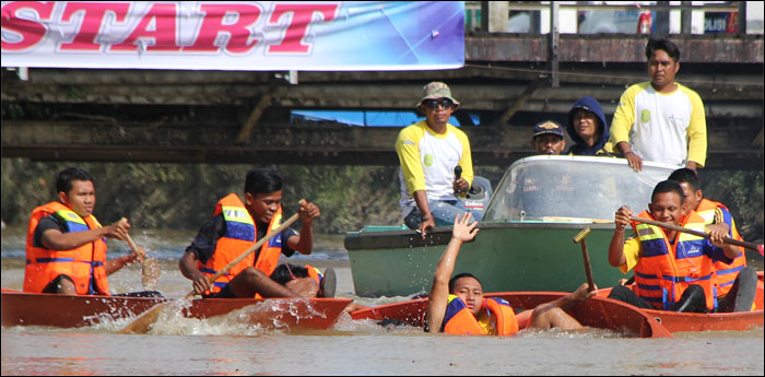 Salah satu perahu peserta Lomba Gubang Lunas tenggelam di sungai Tenggarong setelah terjadi tabrakan saat start