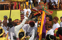 Putra Mahkota Kesultanan Kutai HAP Adipati Praboe Anoem Soerya Adiningrat melakukan ritual Besawai terhadap replika naga sebelum dibawa ke Kutai Lama