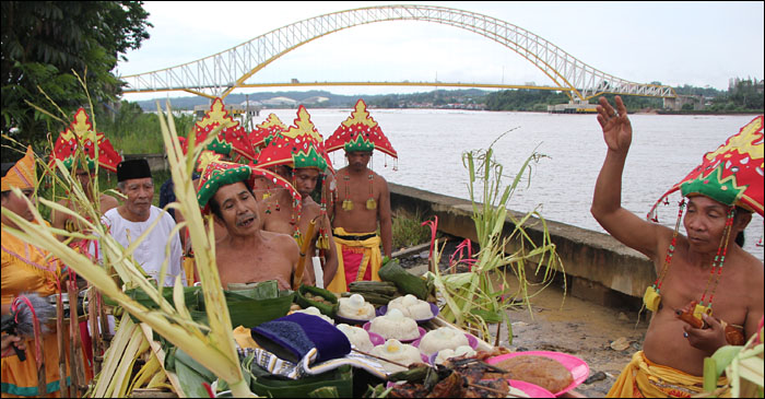 Pelaksanaan upacara adat Menjamu Benua di Buntut Benua atau sekitar jembatan Kartanegara, Tenggarong
