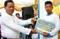 Kepala Dishub Kukar menyerahkan hadiah trofi dan uang pembinaan Rp 5 juta kepada Deni dari Anggana selaku Juara I Kelas Bebas