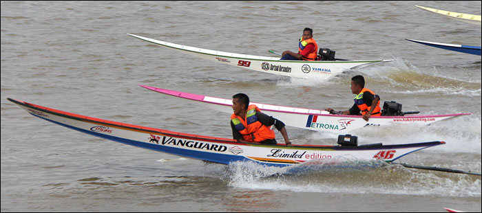 Suasana lomba Balap Perahu Ketinting atau Balap Ces di sungai Mahakam, Tenggarong, dalam rangka menyemarakkan Erau 2016 