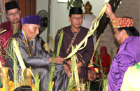 Sultan HAM Salehoeddin II melakukan ritual Ketikai Lepas bersama Menteri Sekretaris Keraton HAPM Gondo Prawiro