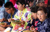 Anggota delegasi kesenian Jepang tampak asyik menikmati kuliner lokal yang disajikan