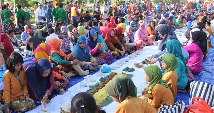 Ribuan warga Tenggarong tumpah ruah di sepanjang Jalan Monumen Timur hingga Jalan Mulawarman untuk mengikuti tradisi makan Beseprah 