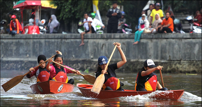 Lomba Gubang Lunas di sungai Tenggarong kembali digelar dalam rangka menyemarakkan Erau Adat Kutai