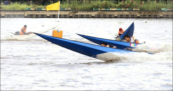 Kemeriahan balap perahu ketinting di sungai Mahakam, Tenggarong, kembali menyemarakkan pesta adat Erau tahun ini 