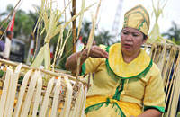 Salah seorang pawang wanita yang disebut Dewa ikut terlibat dalam upacara adat Menjamu Benua 