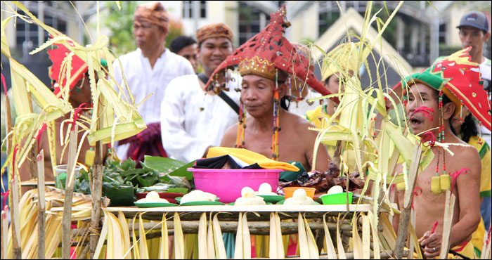 Aneka macam sesaji dihidangkan dalam upacara adat Menjamu Benua dalam rangka menyambut Erau 2017
