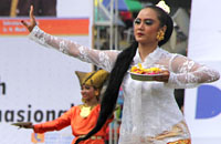 Salah seorang pendukung drama tari kolosal saat membawakan tarian Bali