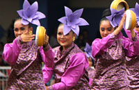 Aksi para pendukung tari massal Bena Budaya Etam yang ikut menyemarakkan pembukaan Erau/EIFAF 2017