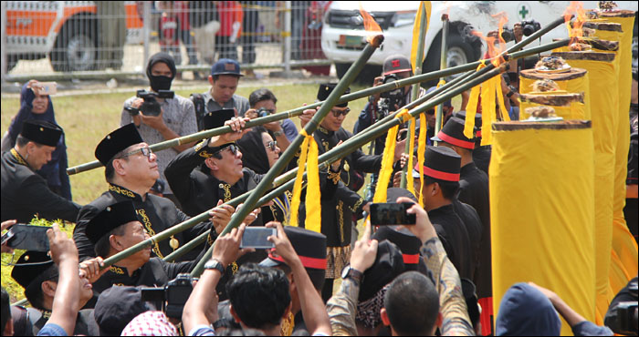 Penyalaan brong oleh Menkumham dan beberapa pejabat menandai dimulainya Erau/EIFAF 2017 di Tenggarong