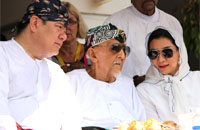 Sultan Kutai HAM Salehoeddin II diapit Dubes Seychelles untuk ASEAN Nico Barito dan Bupati Kukar Rita Widyasari pada acara penutupan Erau 