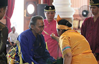 Putra Mahkota Kesultanan Kutai HAP Adipati Praboe Anoem Soerya Adiningrat saat menjalani ritual Beluluh