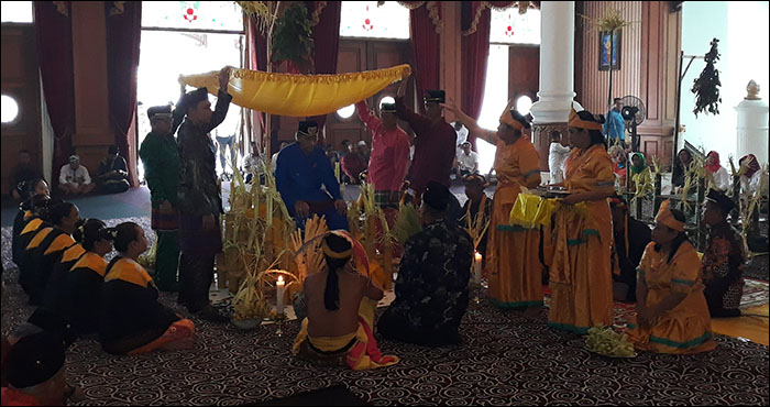 Suasana upacara adat Beluluh yang dilaksanakan Kesultanan Kutai jelang digelarnya pesta adat Erau 2018