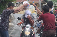 Warga ikut melakukan belimbur di jalanan di kota Tenggarong