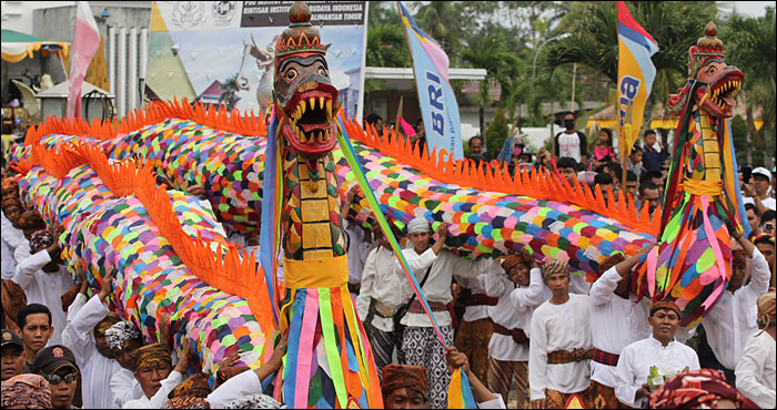Dua replika naga diberangkatkan dari Tenggarong untuk dilarungkan di perairan desa Kutai Lama, Anggana