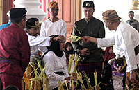 Sultan Kutai HAM Arifin menarik Ketikai Lepas dengan Sekkab Kukar Sunggono usai menjalani prosesi Beluluh