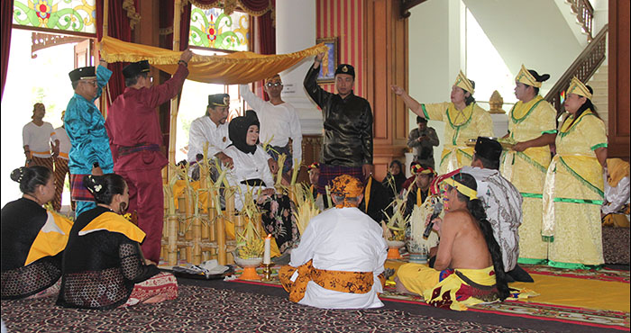 Prosesi Beluluh yang dilaksanakan terhadap Sultan Kutai HAM Arifin dan permaisuri di Kedaton Kutai Kartanegara, Tenggarong, Rabu (04/09) pagi