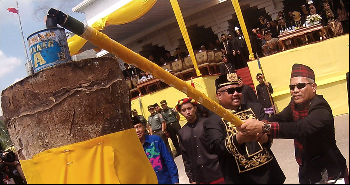 Bupati Kukar Edi Damansyah dan Walikota Samarinda Syaharie Jaang bersama-sama menyalakan brong