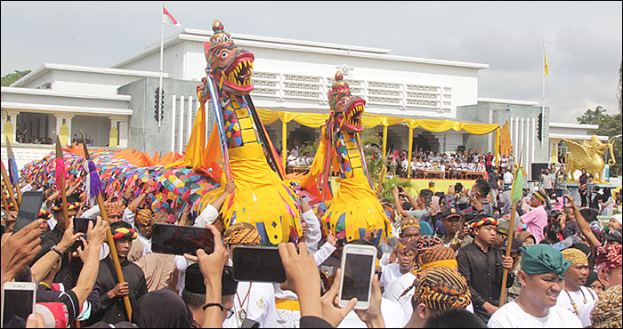 Dua replika Naga Erau saat diberangkatkan dari Tenggarong menuju Kutai Lama