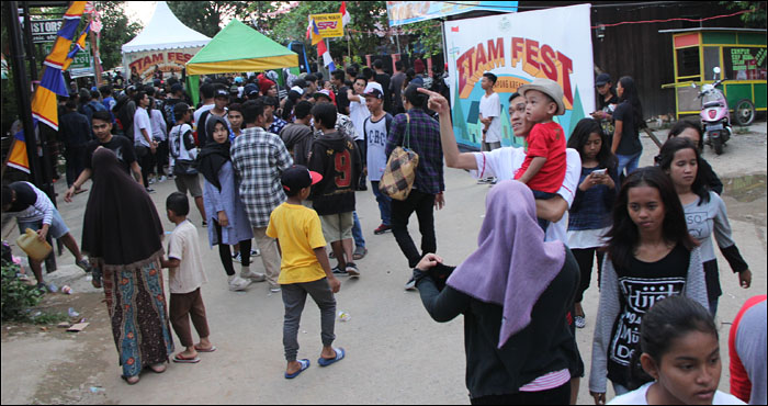 Suasana Jalan Gunung Meratus, Tenggarong, yang menjadi tempat pelaksanaan Etam Fest 3 dengan tema Kampong Kreatif pada Sabtu (27/08) lalu