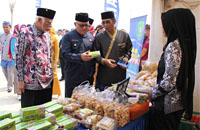 Pj Bupati Kukar Chairil Anwar (kedua dari kiri) meninjau salah satu stan pameran produk kreatif