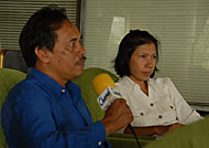 Ketua Panwas Pilkada Kukar Limina Ibrahim didampingi Ketua KPUD Kukar Rinda Desianti saat menanggapi caleg bermasalah yang tetap lolos verifikasi