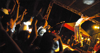 Aksi  David (kanan) yang atraktif mampu memberikan daya tarik tersendiri di setiap penampilan NAIF