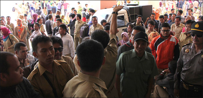 Ratusan THL dari berbagai dinas/instasi saat memasuki gedung DPRD Kukar dengan tertib untuk melakukan pertemuan dengan Anggota Dewan dan pimpinan SKPD terkait