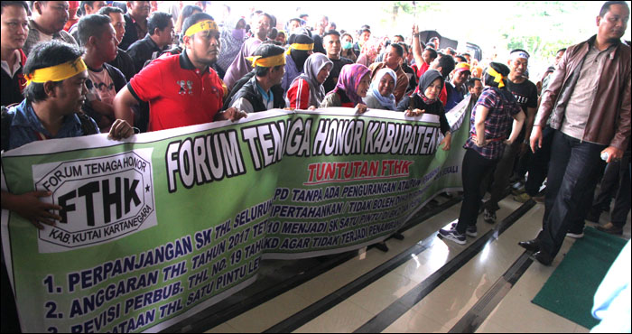 Para pegawai THL saat melakukan aksi damai di gedung DPRD Kukar, Tenggarong, Jum'at (23/12) kemarin