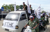 Para THL yang tergabung dalam FTHK saat melakukan konvoi menuju DPRD Kukar
