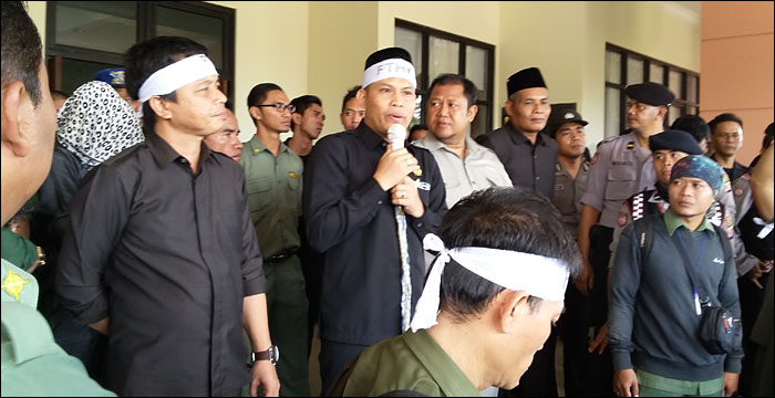 Ketua DPRD Kukar Salehuddin didampingi Wakil Ketua DPRD Rudiansyah dan anggota dewan lainnya saat menerima para THL yang berunjukrasa pada Senin (16/11) kemarin