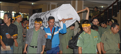 Pegawai T3D Kukar menggelar aksi unjukrasa sambil membawa sebuah keranda bertuliskan Matinya Hati Nurani Pejabat