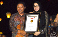 Bupati Rita Widyasari setelah menerima piagam pemecahan rekor MURI 