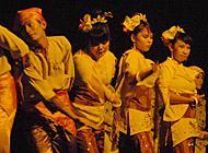 Penampilan kelompok Sanggar Tari Cahaya yang merupakan binaan Yayasan Bengkel Seni Kutai