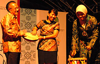 Kepala Disbudpar Kukar Sri Wahyuni bersama Ketua YBTIL dan perwakilan manajemen Total E&P Indonesie melakukan pemukulan gendang saat membuka Festival Jepen se-Kaltim di Tenggarong