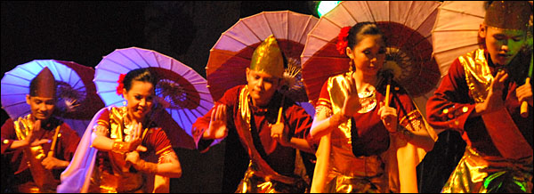 Sanggar Bedewa dari Kabupaten Nunukan ikut berpartisipasi dengan mempersembahkan tari Jepen Payung Taka