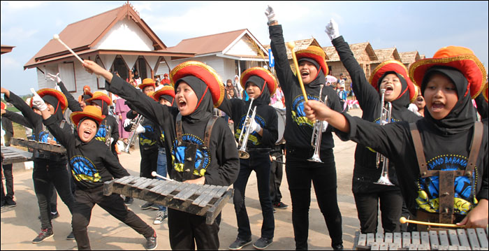 SDN Muhammadiyah Tenggarong meraih Juara I Lomba Marching Band kategori SD dalam Festival Kampoong Kutai 2014