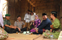 Sekkab Kukar Edi Damansyah (kedua dari kanan) bersama Kepala Disbudpar Kukar dan pejabat FKPD merasakan kehidupan masyarakat Kutai di salah satu replika rumah Festival Kampong Kutai