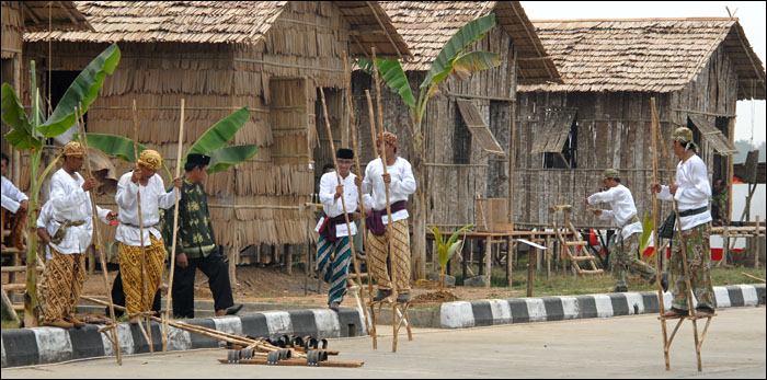 Suasana Festival Kampong Kutai yang berlangsung selama sepekan di lapangan parkir Timbau Skate Park, Tenggarong