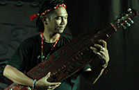 Seniman asal Kutai Barat, Erik Strada, memainkan alat musik Sampek saat membuka Festival Musik Etam