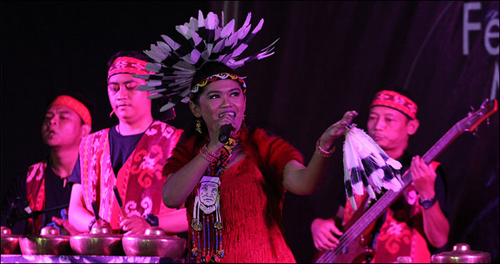 Penampilan grup Borneo Etnika dari Samarinda ikut menyemarakkan Festival Musik Etam di Tenggarong