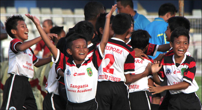 Selebrasi pemain SSA Dispora Kutim usai menaklukkan SSB Muara Badak dengan skor 2-0 pada laga final Festival Sepakbola U-12 se-Kaltim di Stadion Rondong Demang, Tenggarong