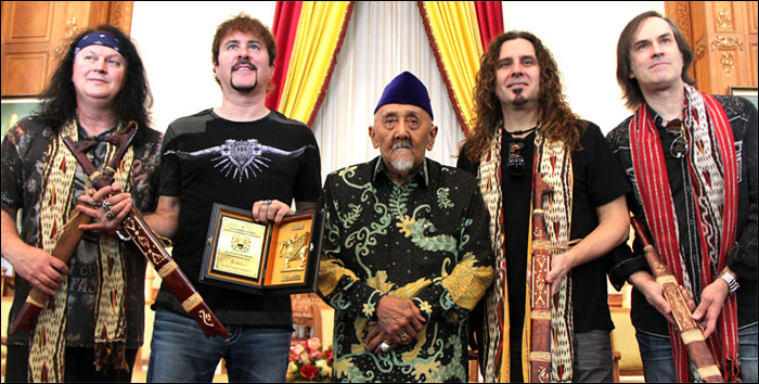 Grup musik FireHouse bersama Sultan Kutai H Adji Mohd Salehoeddin II saat berkunjung ke Kedaton Kutai Kartanegara, Sabtu (07/03) siang 